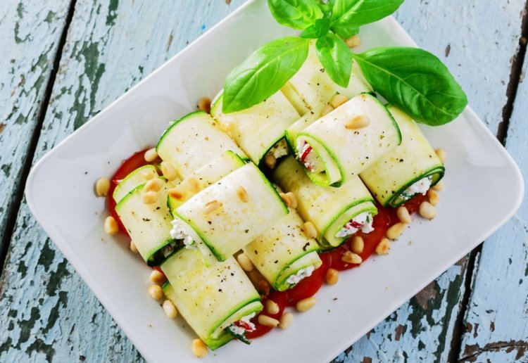 Parná rúra recepty rolky-cuketa-plátky-zelenina-syr-bazalka-paradajka-píniové oriešky-tanier