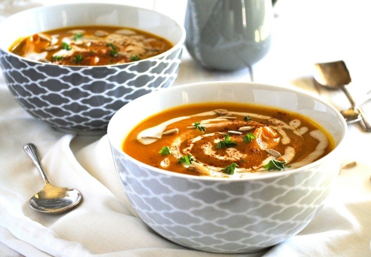 parník-recepty-polievka-štartér-tekvica-lyžička-misa-bylinky-čerstvo nakrájaný-džbán-džbán