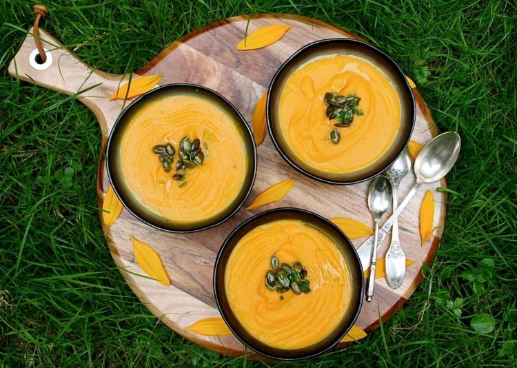 Parník-recepty-doska na krájanie-tekvica-krém-polievka-tekvicové semienka-lyžička-misa-tráva-jesenné lístie