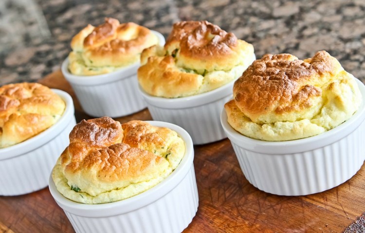 parník-recepty-suflé-karfiol-zelenina-vegetariánske-mini-formy-doska na krájanie-zlatohnedá