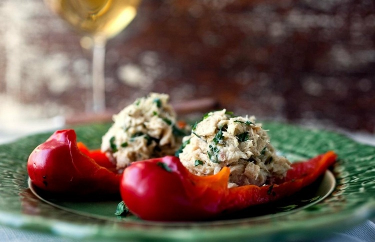 parník-recepty-paprika-rozpolená-plnená-tanier-zelená-sklenená-biela-víno-tuniak-bylinková-ryžová náplň