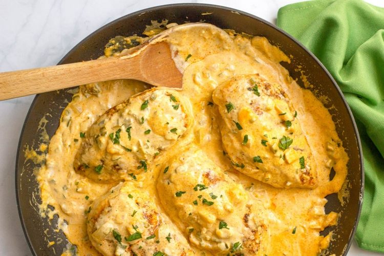 parník-recepty-filé z kuracích pŕs-vareška-drevená-panvica-zelená-bylinky nakrájaná-čerstvá-pomarančová omáčka