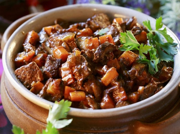 Parník-recepty-guláš-paprika-petržlenová vňať