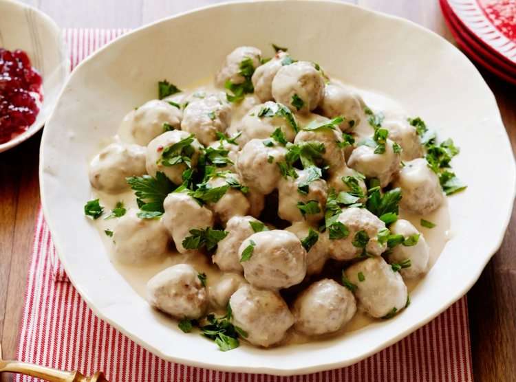 parník-recepty-mleté-mäso-omáčka-guličky-bylinky-nakrájaný-petržlen-tanier-misa-džem