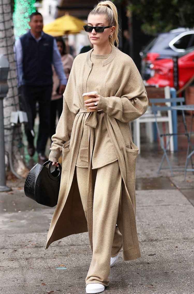 útulný outfit v béžovej farbe s bielymi teniskami