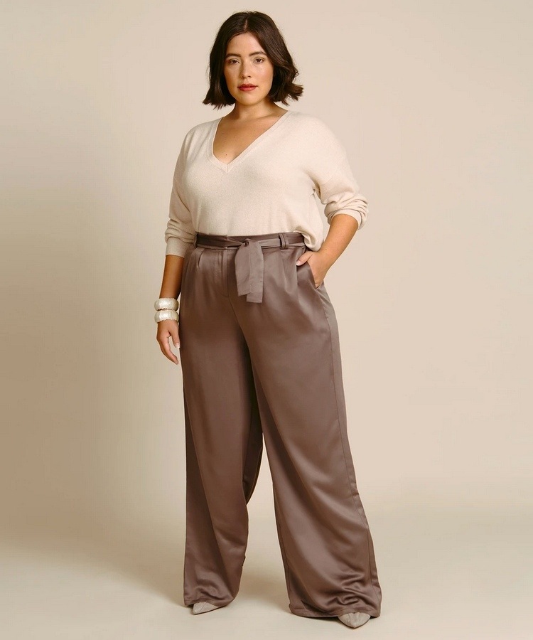 xxl saténové nohavice v hnedej farbe s vysokým pásom a svetrom