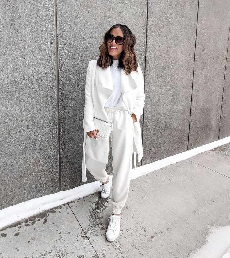 všetko v bielom oblečení s teplákami a kabátom