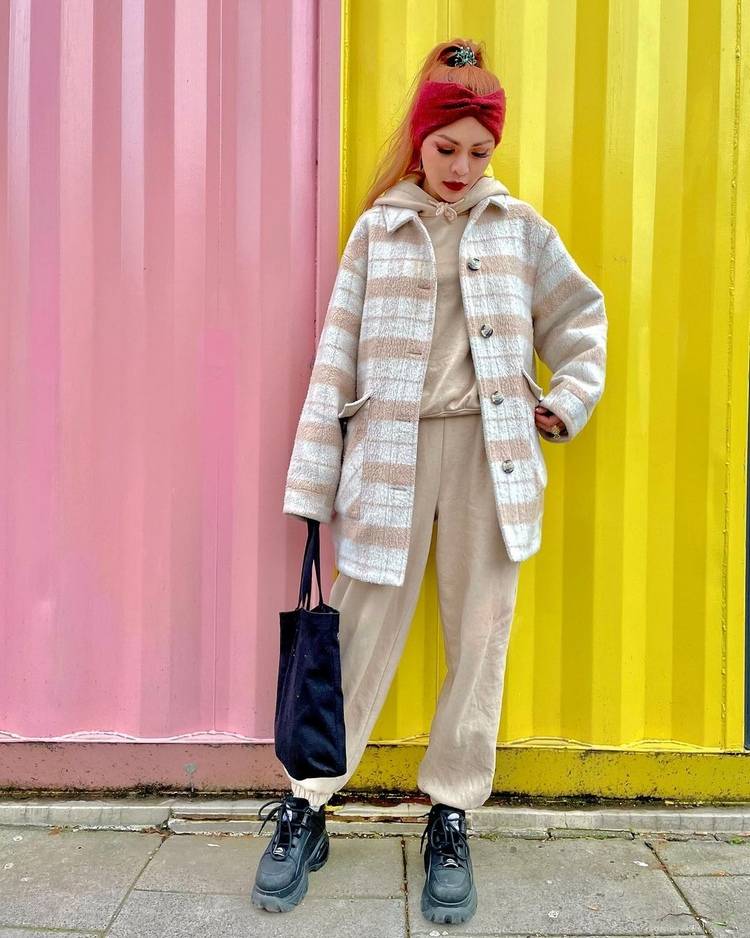 bežecké nohavice a top v béžovej farbe s kabátom