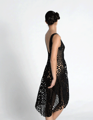 modelka sa otočí, aby ukázala, aké sú šaty pružné 3D tlačené šaty-model-prevracanie