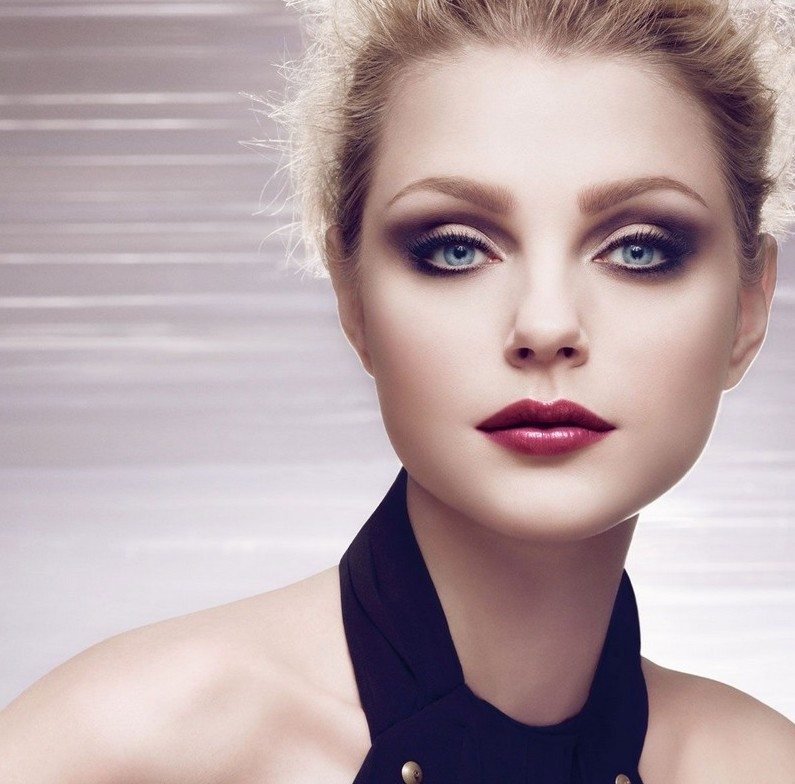 Ženské a očarujúce -očný make -up Nina Ricci Vyberte-modré-oči-make-up-farba očných tieňov