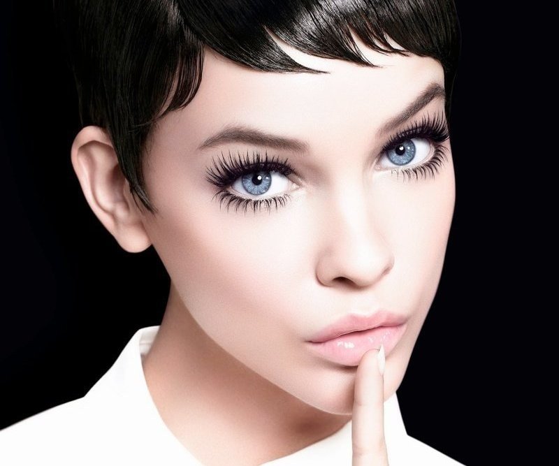 Ľahké očné tiene a riasenka od L'Oreal pôsobia očarujúco a mlado Modro-oči-make-up-riasenka-čierna-zdôraznite