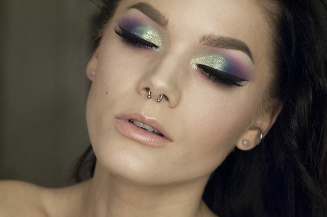 Make-up skutočne púta pozornosť! urobte farebné pokyny zdôrazňujúce očné tiene