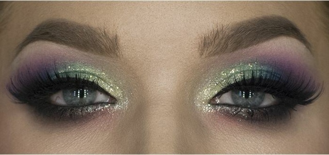 Očný make -up - jedinečná kombinácia farieb farebný očný make -up purpurovo zlatý zelený