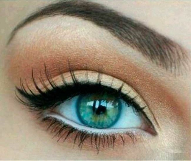 Líčenie očí s efektom mačacieho oka nalíčte jemné neutrálne prírodné očné linky