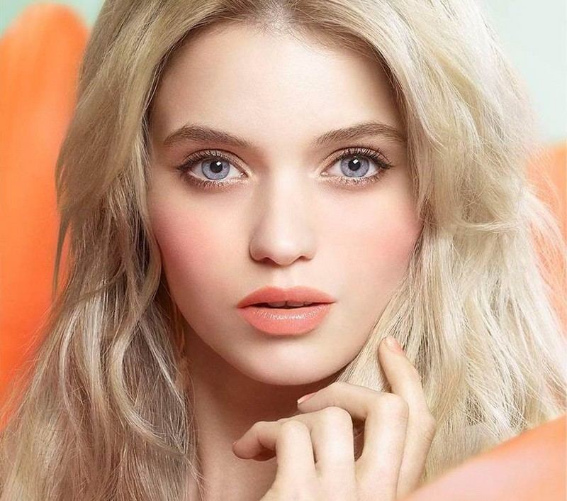 Letné líčenie v broskyňových odtieňoch od Jill Stewart modré oči-líčenie-nápady-broskyňová-farba