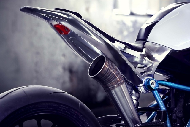 Sedadlo je čalúnené kožou Alcantara bmw-concept-roadster-výfukové-sedadlové-pneumatiky
