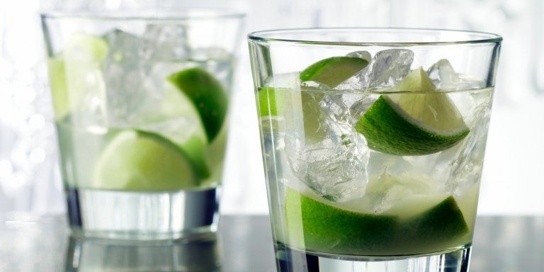 Recept na Caipirinha originál Brazília Príprava limetkových letných koktailov