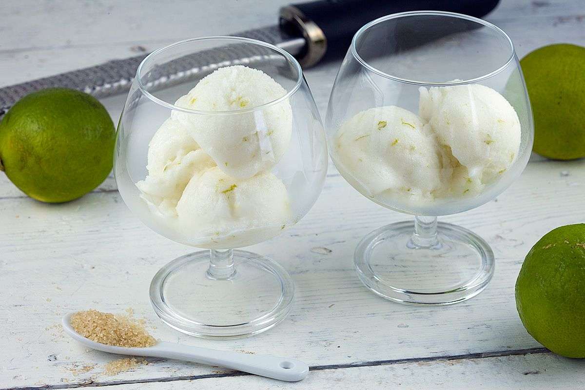 Letné koktaily na výrobu zmrzliny z trstinového cukru Caipirinha sorbet