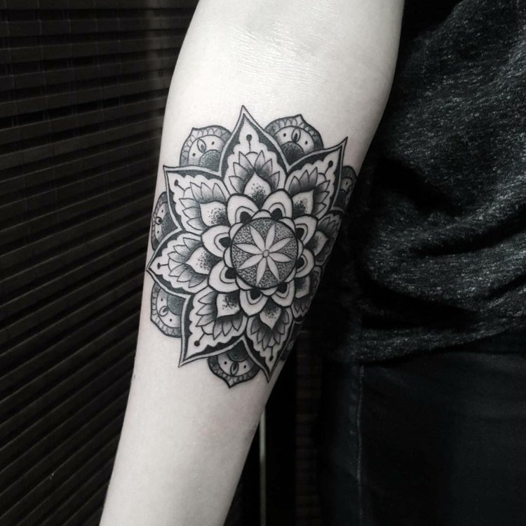 blackwork-tetovanie-mandala-kvety-kvetinovo-cierny-kruh-hviezda
