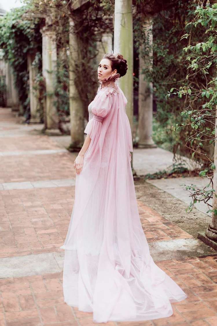 Ombre v ružovej a bielej farbe pre boho vintage svadobné šaty s lístkovými rukávmi
