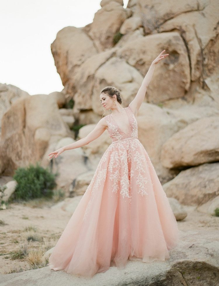 Blush svadobné šaty sú trendy - broskyňovej farby s ženským strihom