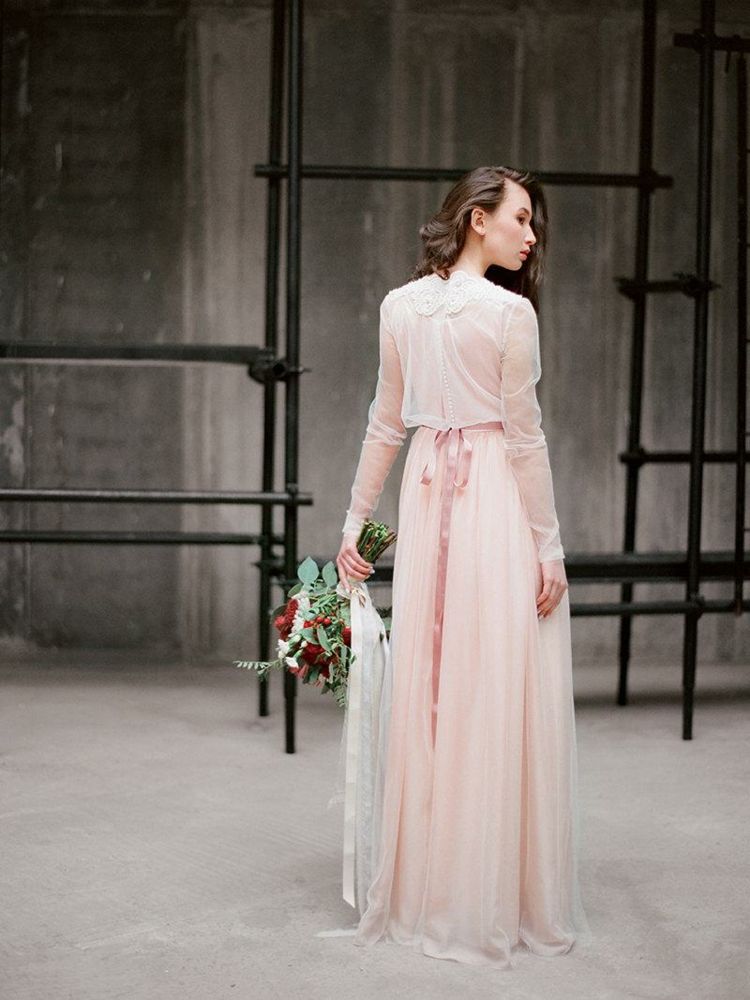 Boho elegantné svadobné šaty v ružovej kombinácii s červenou svadobnou kyticou