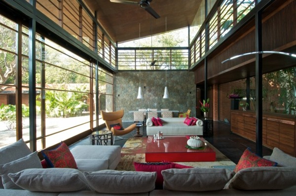 obývačka s veľkými vankúšmi v indickom štýle