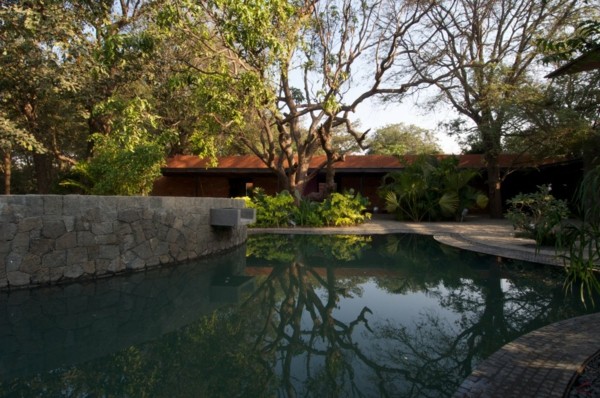 malé jazero-luxusný-dom-india