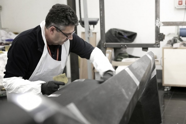 Pohovka Pierre Gimbergues karbónový lávový kameň Peugeot Design Lab Dizajnová sedačka Pierre Gimbergues z uhlíkového lávového kameňa Peugeot Design Lab