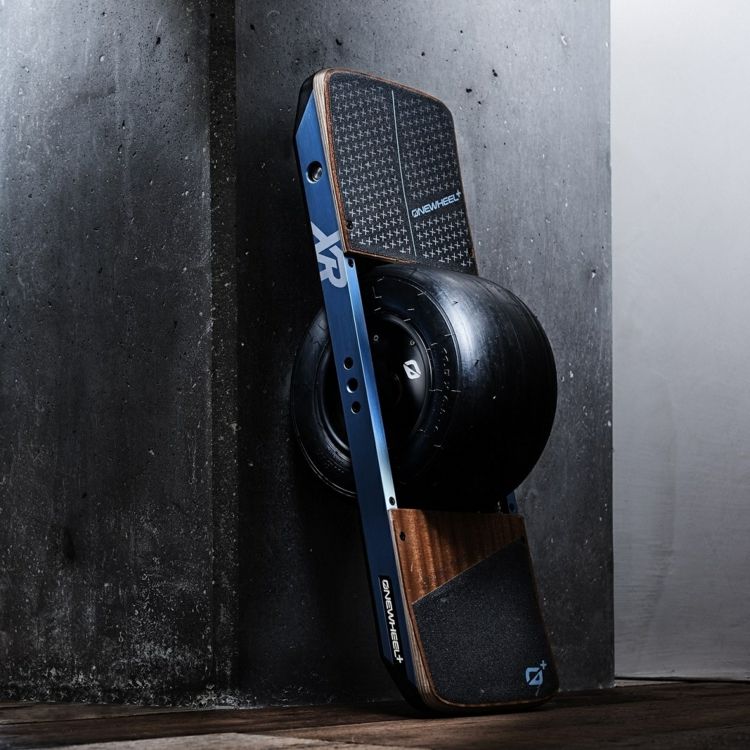 elektrický skateboard s jedným kolesom a kolieskom xr 3