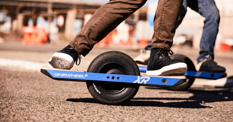 elektrický transportný skateboard s jedným kolesom a xr kolesová batéria