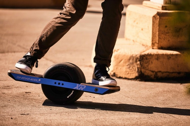 elektrický skateboard onewheel plus xr inovatívny na batérie