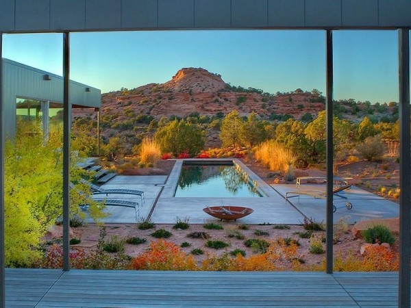 exkluzívny montovaný púštny bazén pri západe slnka