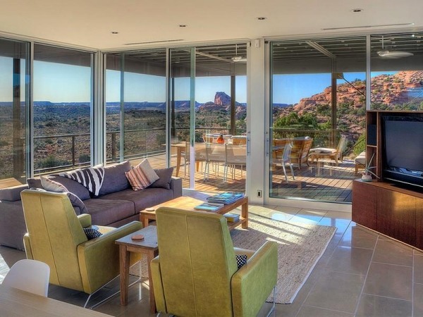 exkluzívny montovaný dom sklenené posuvné dvere obývací priestor kožený nábytok