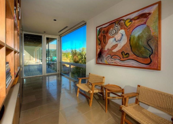 exkluzívny montovaný dizajn púštneho interiéru ratanový nábytok sklenené posuvné dvere