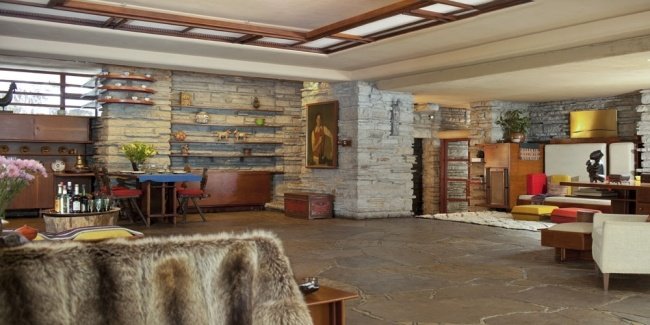 interiér obývacej izby padajúca voda dom od Frank Lloyd Wright