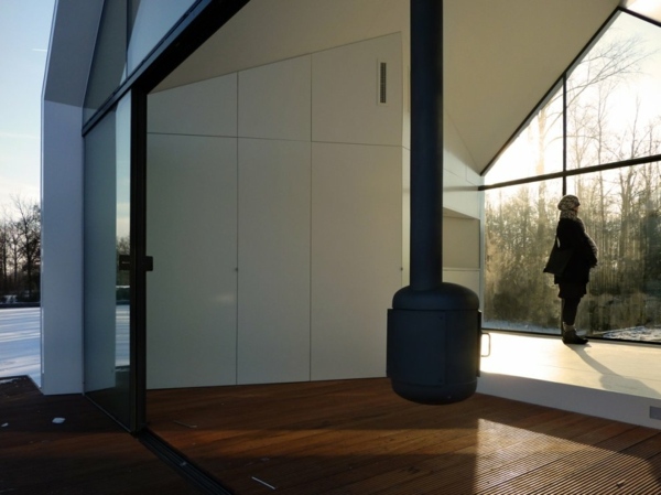 minimalistický malý domáci krb minimalistický malý krb zo stropu