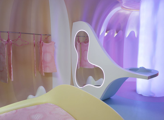 futuristický šatník-fialová futuristický-šatník-purpurový