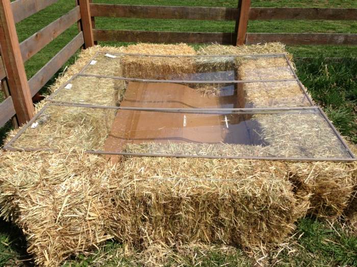 Originálny studený rám vyrobený z balíkov slamy balíčky sena zo slamy, urobte zo seba sklenené tabule záhradný nápad