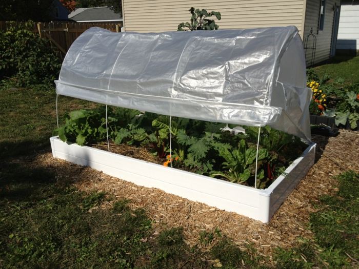 Tento studený rám je pokrytý fóliou idea záhrada studený rám fólia zeleninový záhon jar