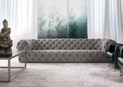 prešívaná kožená sedačka v bielej farbe