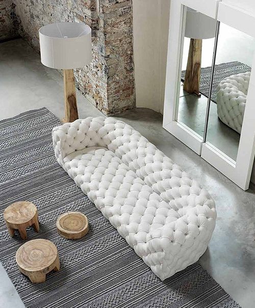 biela prešívaná kožená sedačka