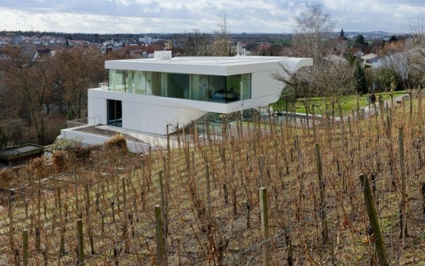 Haus am Weinberg stuttgartská biela fasáda Haus-am-Weinberg-Stuttgart-biela-fasáda