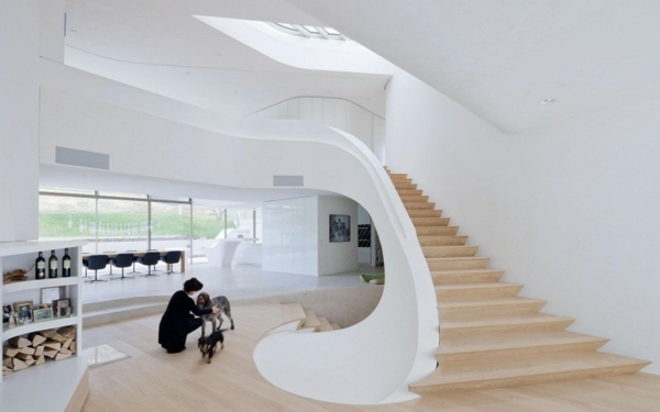 Haus am Weinberg stuttgartské biele steny drevená podlaha dub Haus-am-Weinberg-Stuttgart-biele-steny-drevená-podlaha-dub