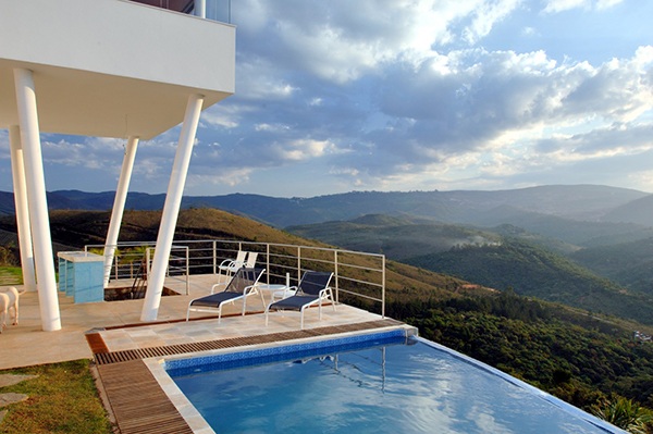 moderný vonkajší priestor - bazén s terasou moderná vila - vonkajší bazén