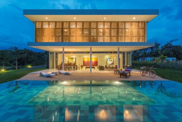 krásne domové svetlo zasnené medzi zvnútra aj zvonku