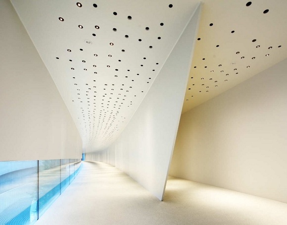 moderný interiér - biele steny