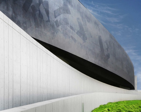 šedá fasáda - múzeum