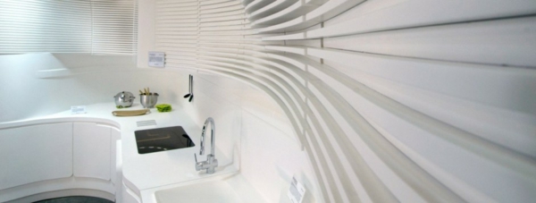 moderný-dizajn kuchyne-biely-minimalistický-organické-tvary-rebrá