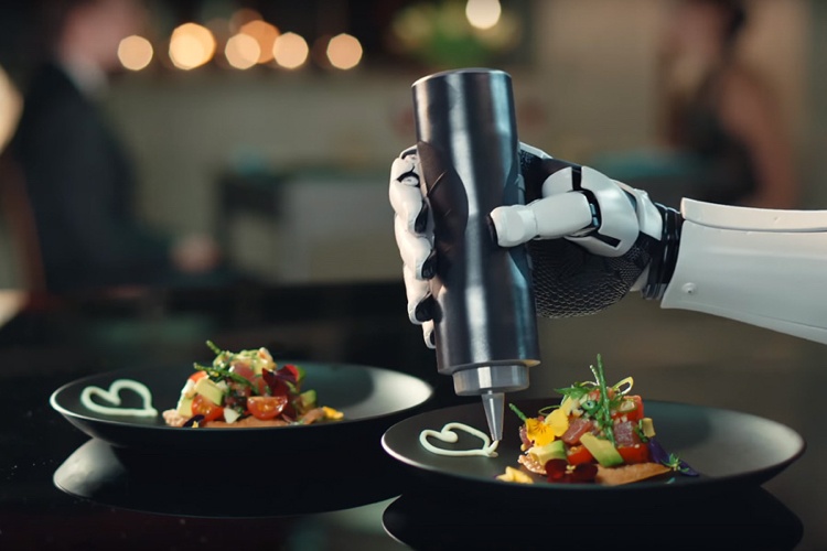 Robot môže ozdobiť a ozdobiť taniere taniere-obloha-ozdoba-robot-profesionál-kuchár